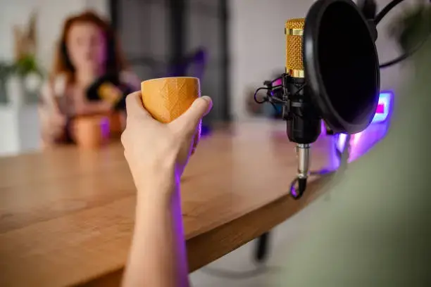 Micrófono listo para grabación de podcast