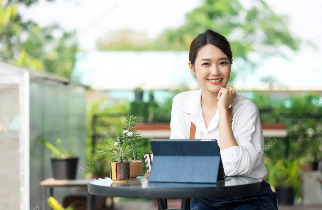 Equipo startup verde colaborando en oficina