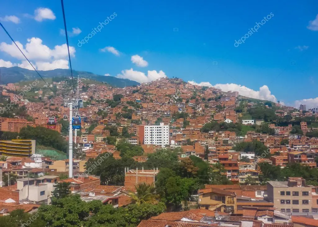 Anfitriona de turismo comunitario recibiendo visitantes