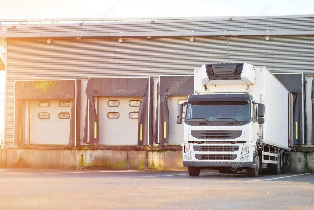 Operador de alimentos sostenibles organizando inventario