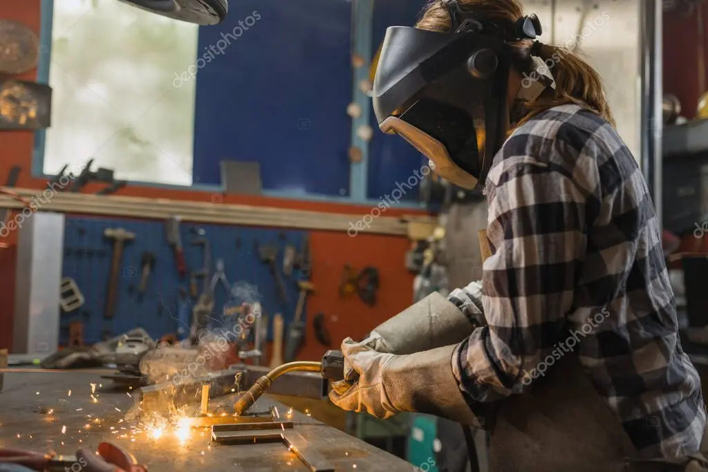 Equipo diverso participando en taller de capacidades